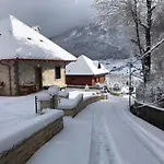 Joen Village 4* Librazhet