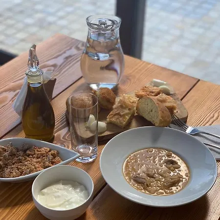 Joen Village 4* Librazhet