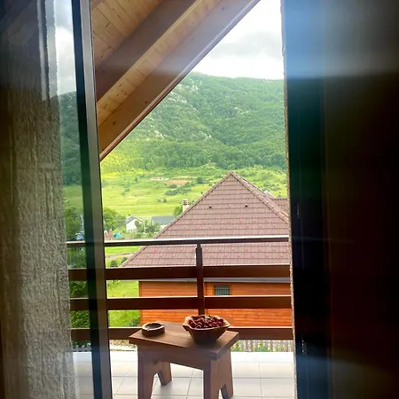 Joen Village 4* Librazhet