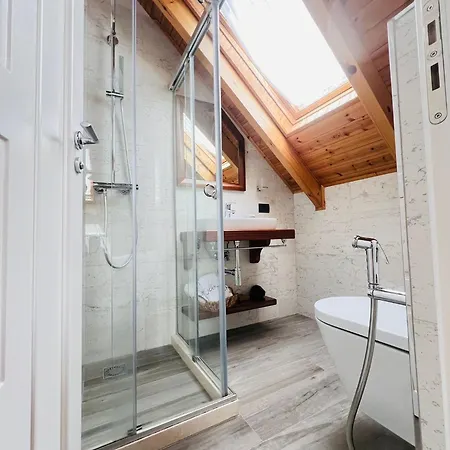 Joen Village 4* Librazhet
