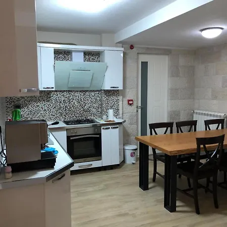 Joen Village 4* Librazhet