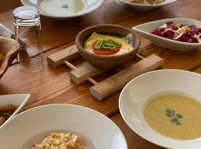 Joen Village 4* Librazhet